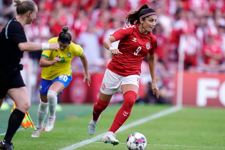 Nadia Nadim, con la maglia della Nazionale danese, in conduzione di palla