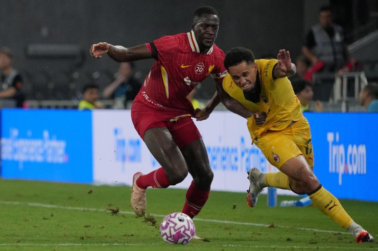 Noah Okafor duella con Konatè