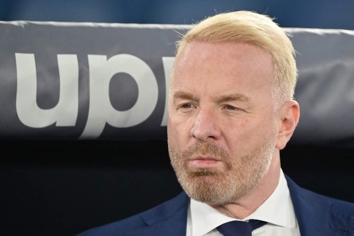 Igli Tare pensieroso in panchina