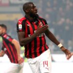 Tiemoue Bakayoko esulta con la maglia del Milan