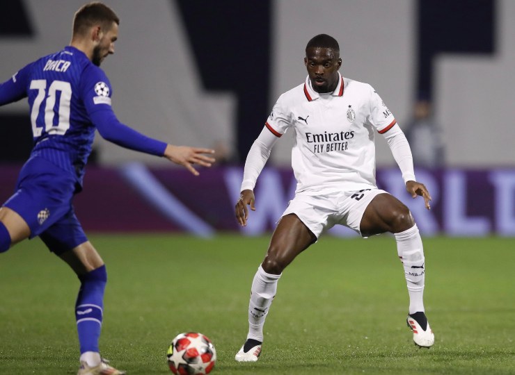 Fikayo Tomori in azione con la maglia del Milan