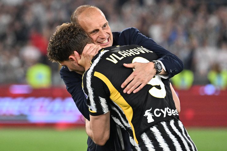L'abbraccio tra Allegri e Vlahovic