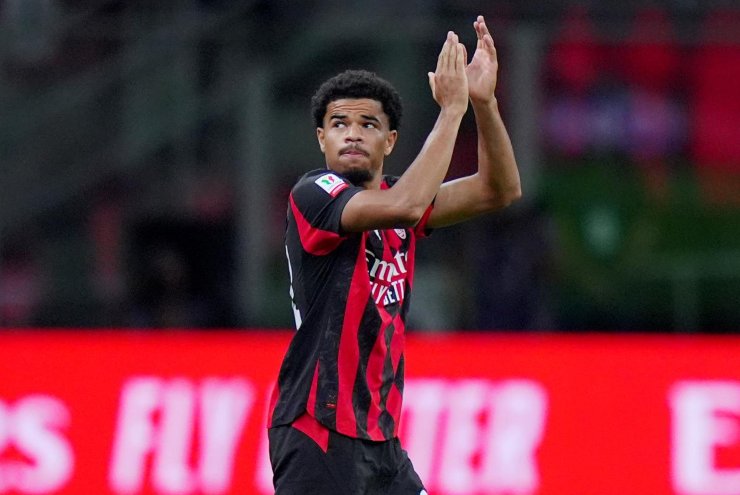 Zachary Athekame saluta il pubblico di San Siro