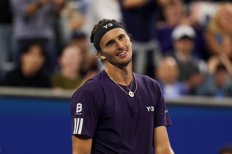 Alexander Zverev sorridente in campo a New York
