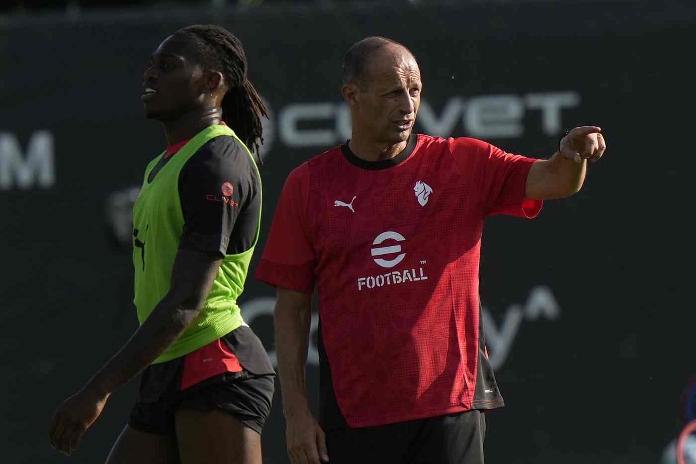 Allegri dà indicazioni in allenamento