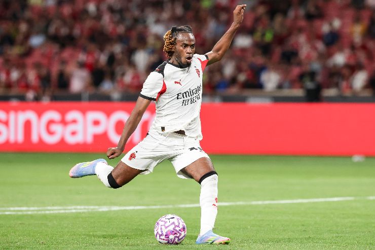 Warren Bondo tira un calcio di rigore