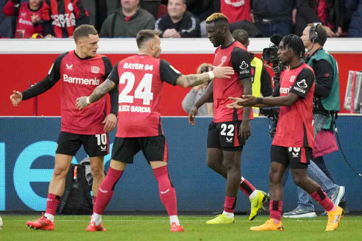 Victor Boniface con i compagni del Bayer Leverkusen