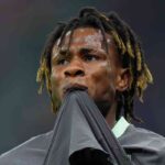 Chukwueze morde la maglietta