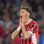 Santiago Gimenez si dispera in campo