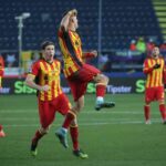 Krstovic esulta con i compagni del Lecce
