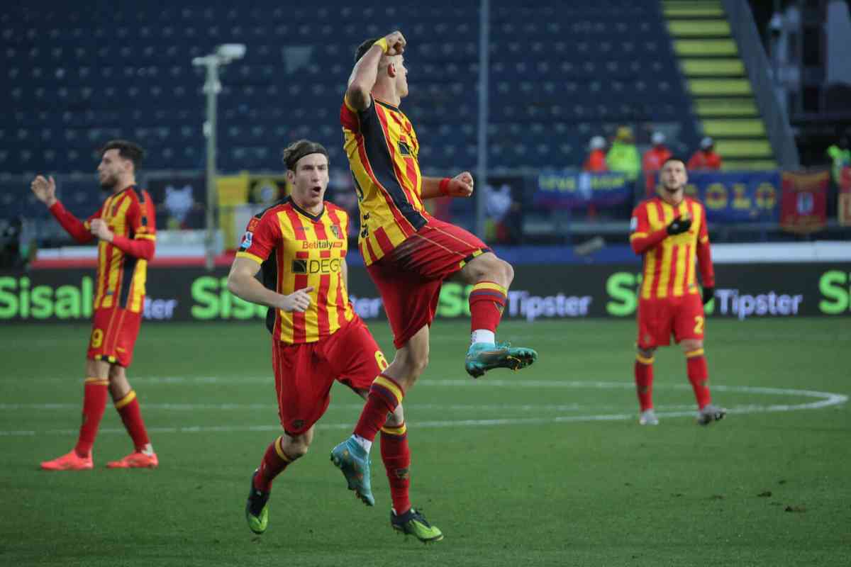 Krstovic esulta con i compagni del Lecce