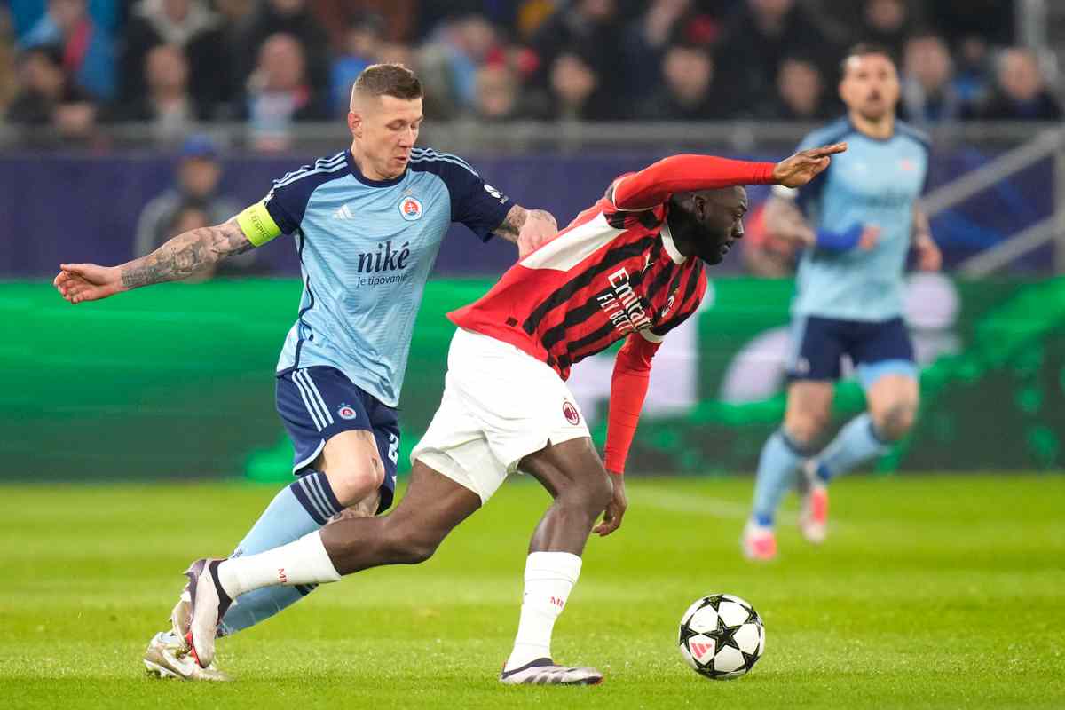 Kucka contrasta Fofana in Milan-Slovan Bratislava