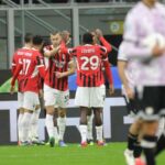 i giocatori del Milan si abbracciano dopo un gol