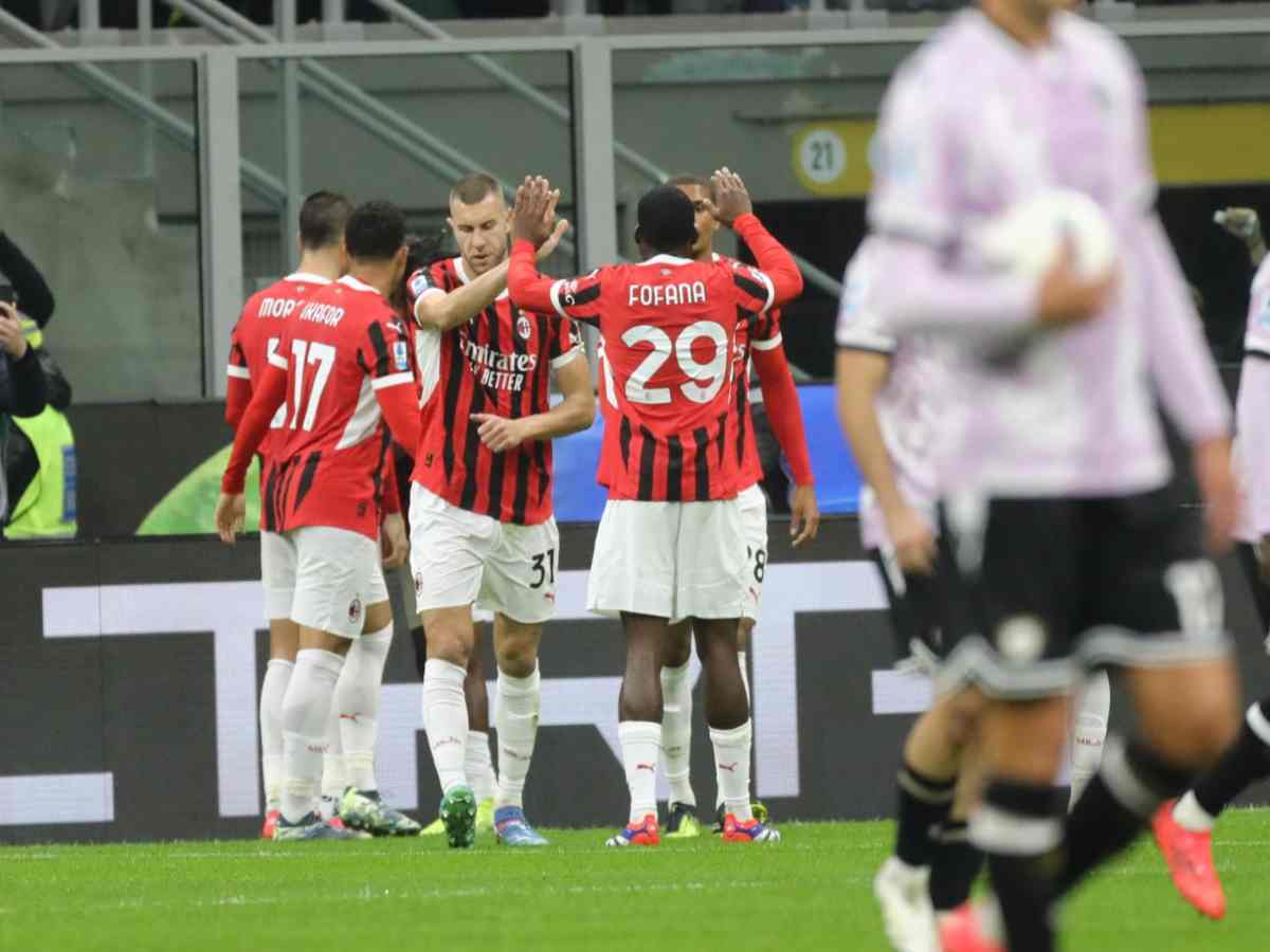 i giocatori del Milan si abbracciano dopo un gol