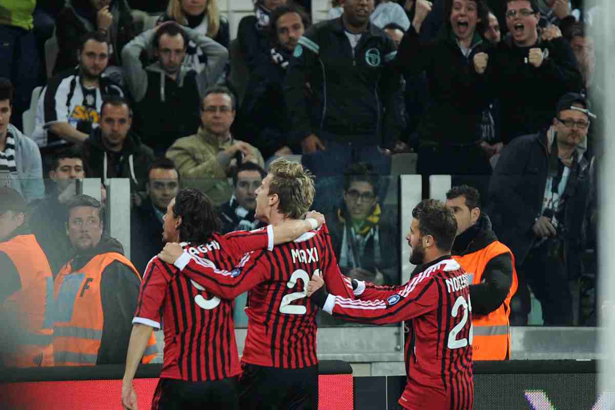 Maxi Lopez esulta con Nocerino e Inzaghi