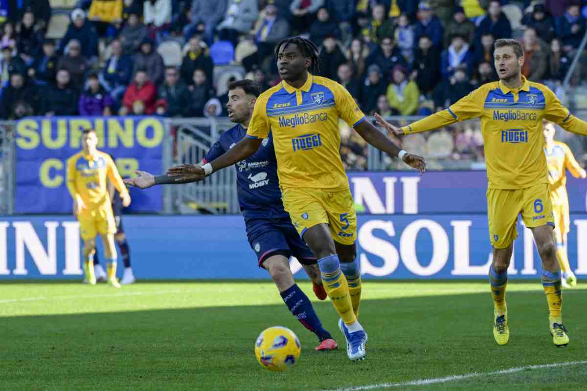 Okoli con la maglia del Frosinone