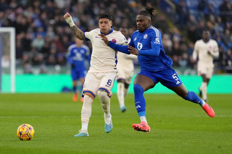 Caleb Okoli contrasta Enzo Fernandez in Chelsea-Leicester