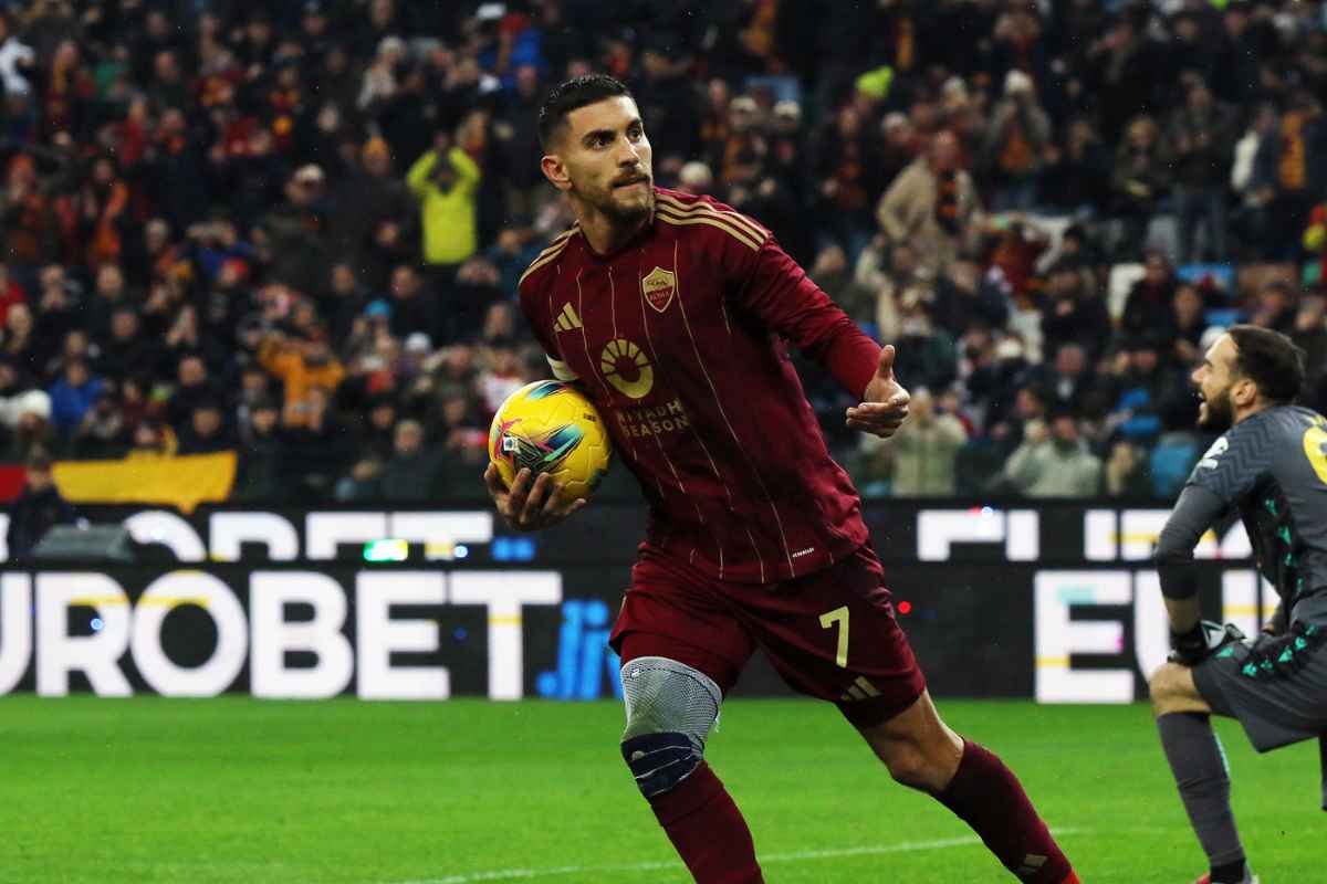 Lorenzo Pellegrini con il pallone in mano