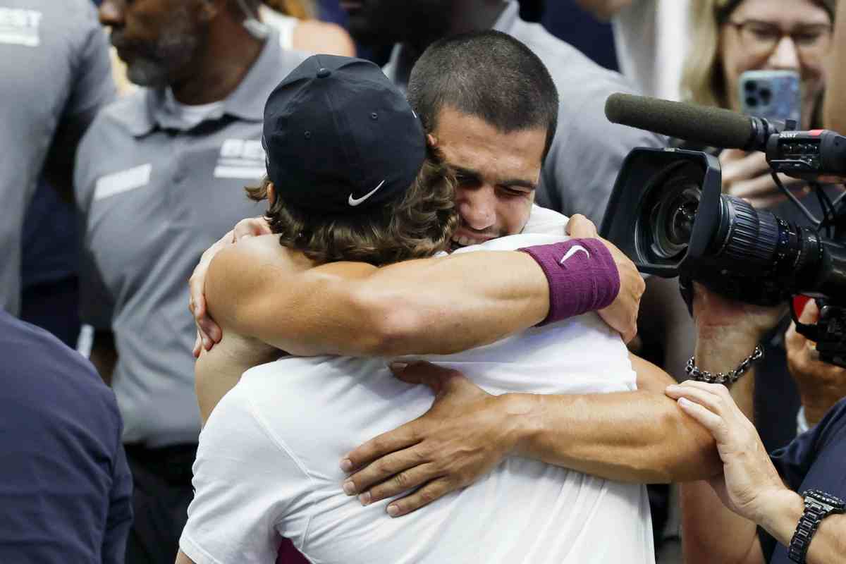 Carlos Alcaraz abbraccia Juan Carlos Ferrero dopo il trionfo agli US Open