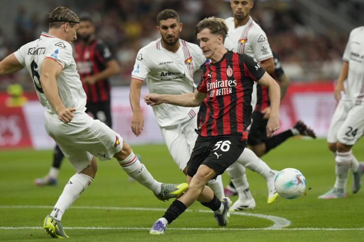 Alexis Saelemaekers in azione contro la Cremonese