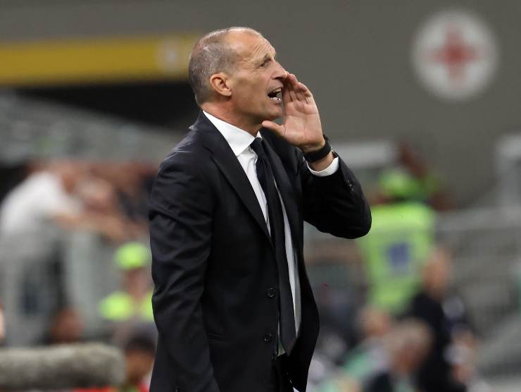 Max Allegri con una mano vicino alla bocca per dare indicazioni