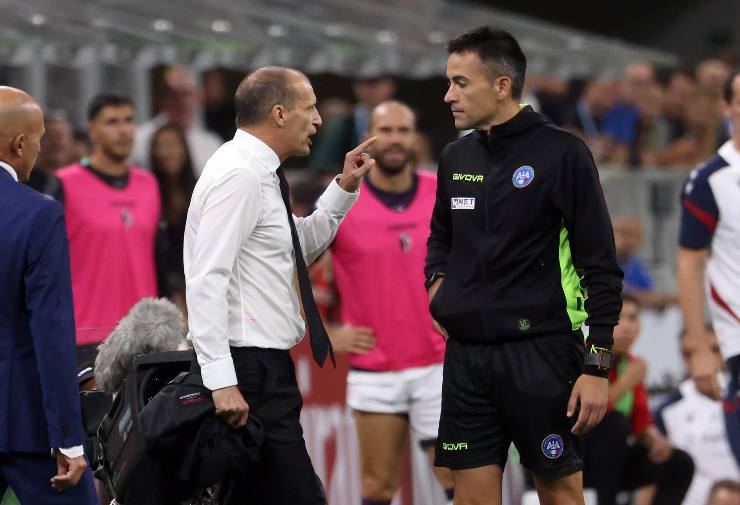 Allegri indica con il dito il quarto uomo