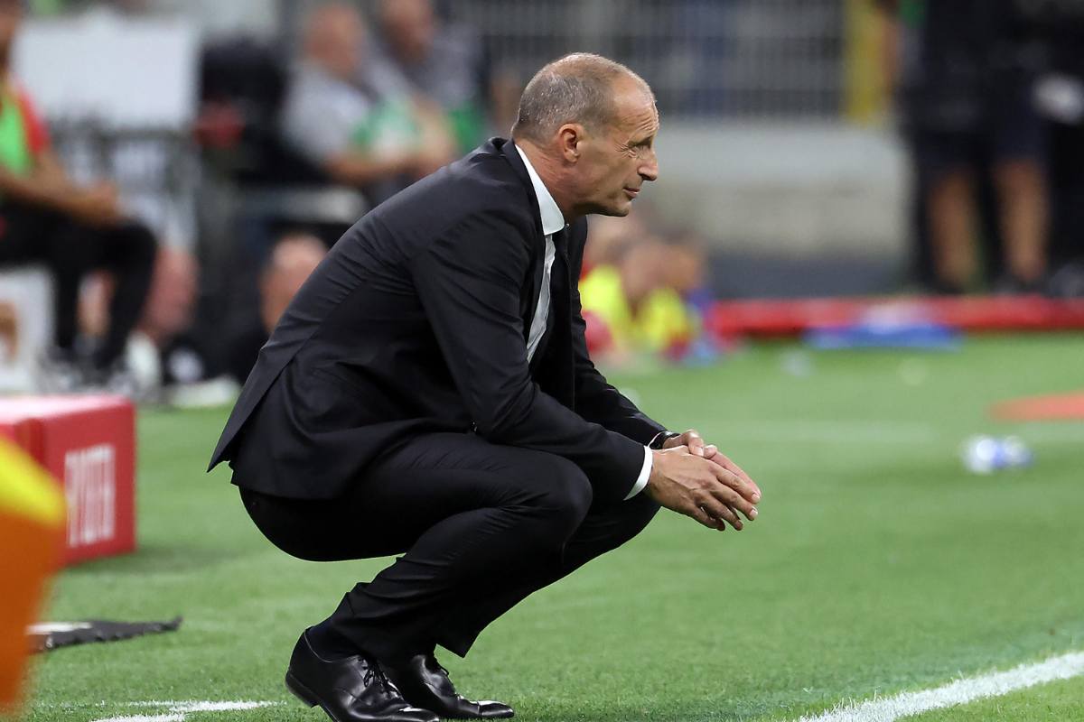 Max Allegri accovacciato a bordo campo