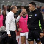 Allegri discute con il quarto uomo dopo il rigore tolto al Milan
