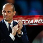 Max Allegri applaude dalla panchina