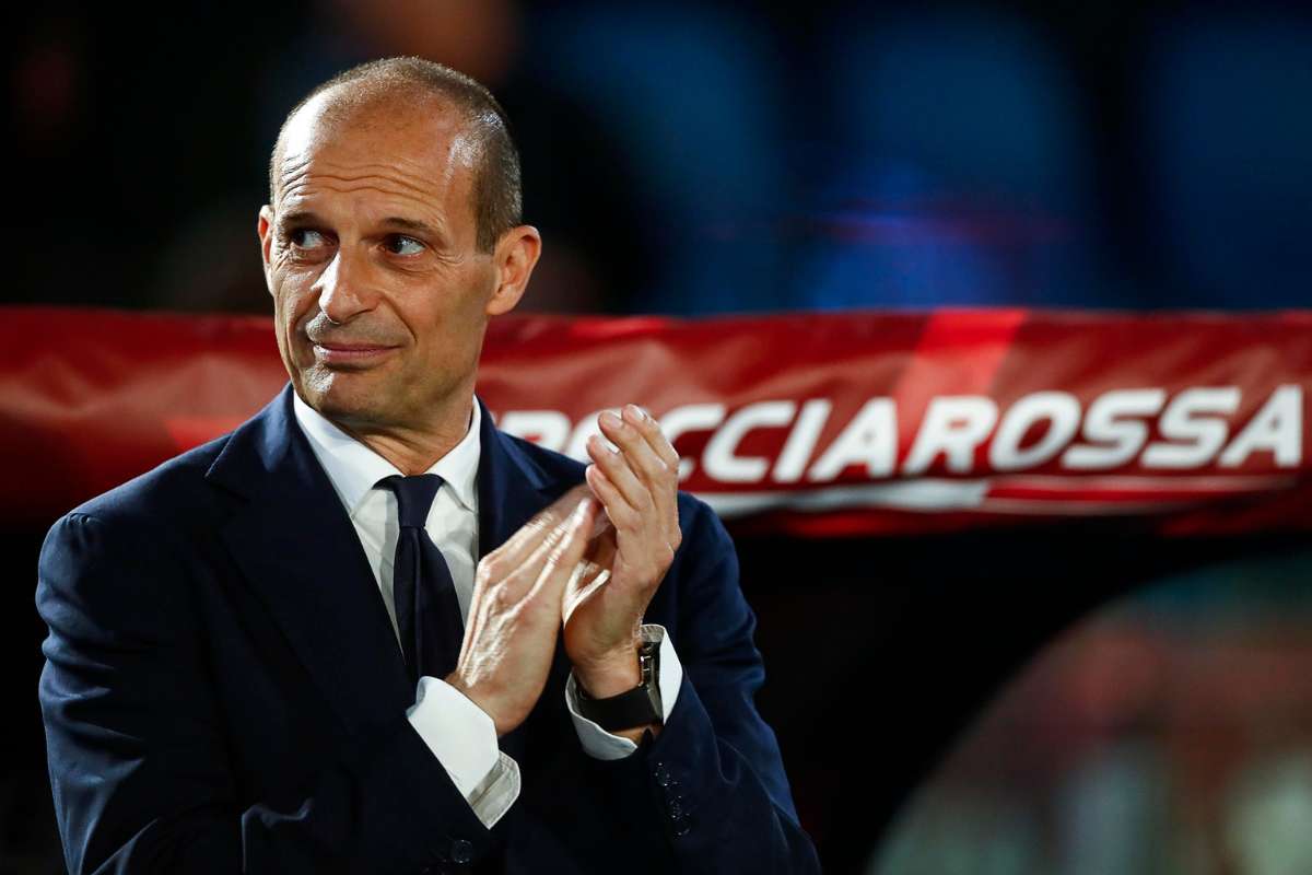 Max Allegri applaude dalla panchina