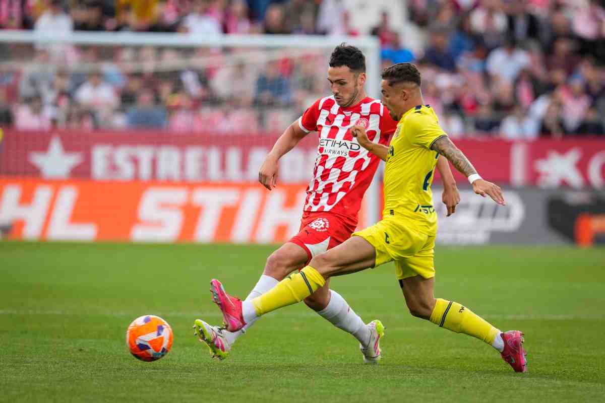Arnau Martinez in azione durante il match Girona-Villarreal
