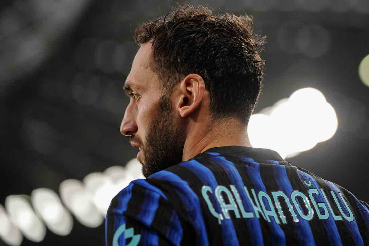 Calhanoglu con la maglia dell'inter 