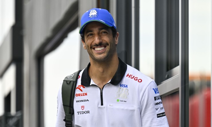 Daniel Ricciardo sorridente nel paddock