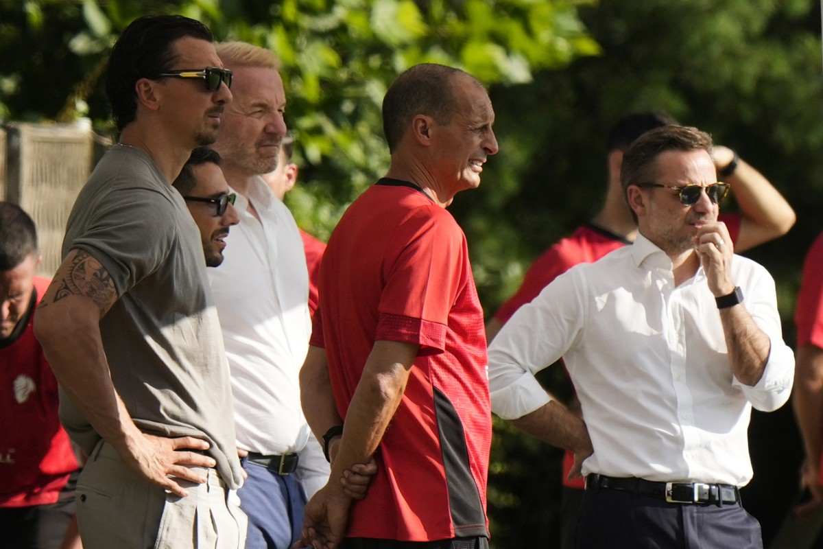 Dirigenza del Milan assiste ad un allenamento