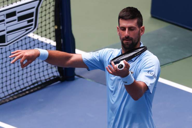 Novak Djokovic imita il violino con la racchetta