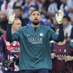 Gianluigi Donnarumma con le mani al cielo