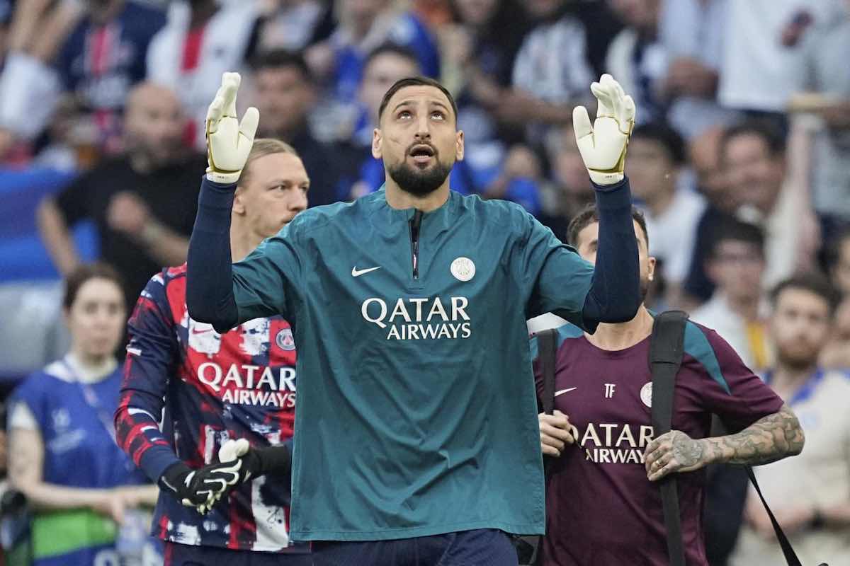 Gianluigi Donnarumma con le mani al cielo