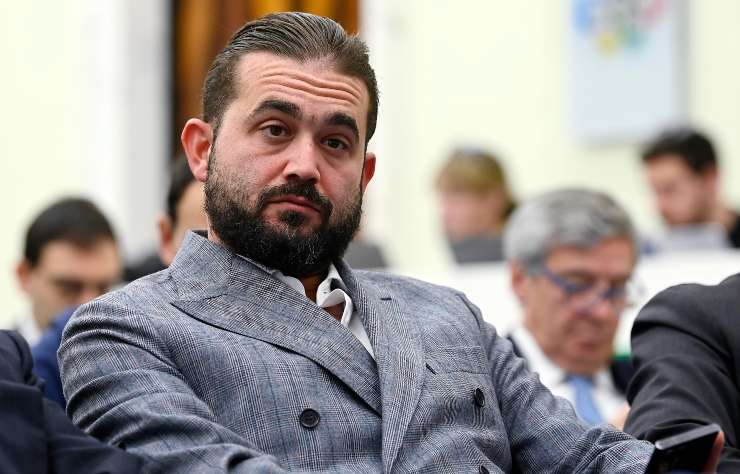 Edoardo De Laurentiis seduto durante una conferenza