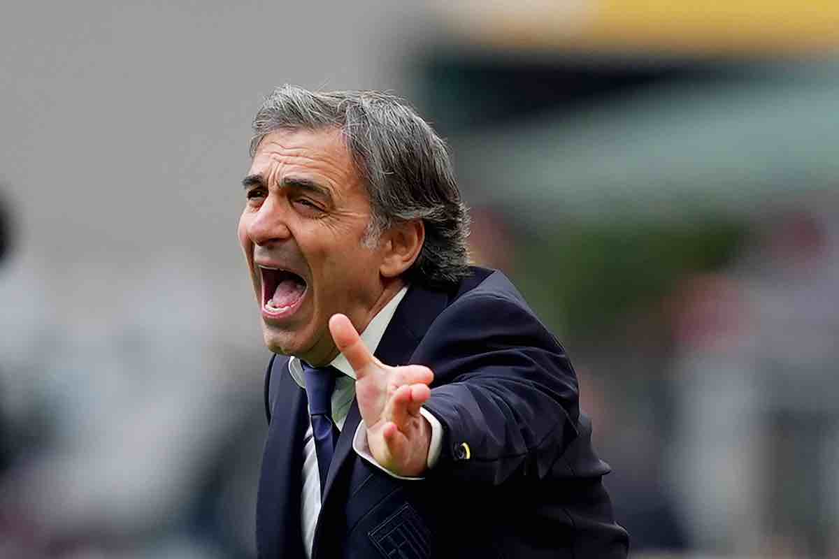 Pecchia dà indicazioni alla squadra