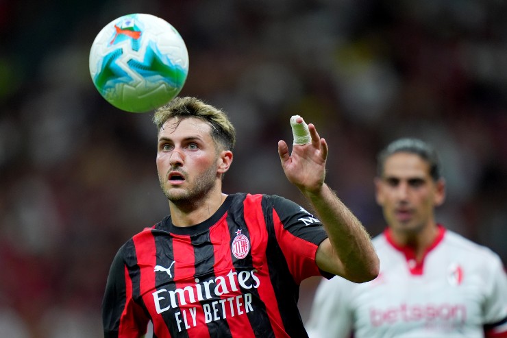 Santiago Gimenez in azione con la maglia rossonera