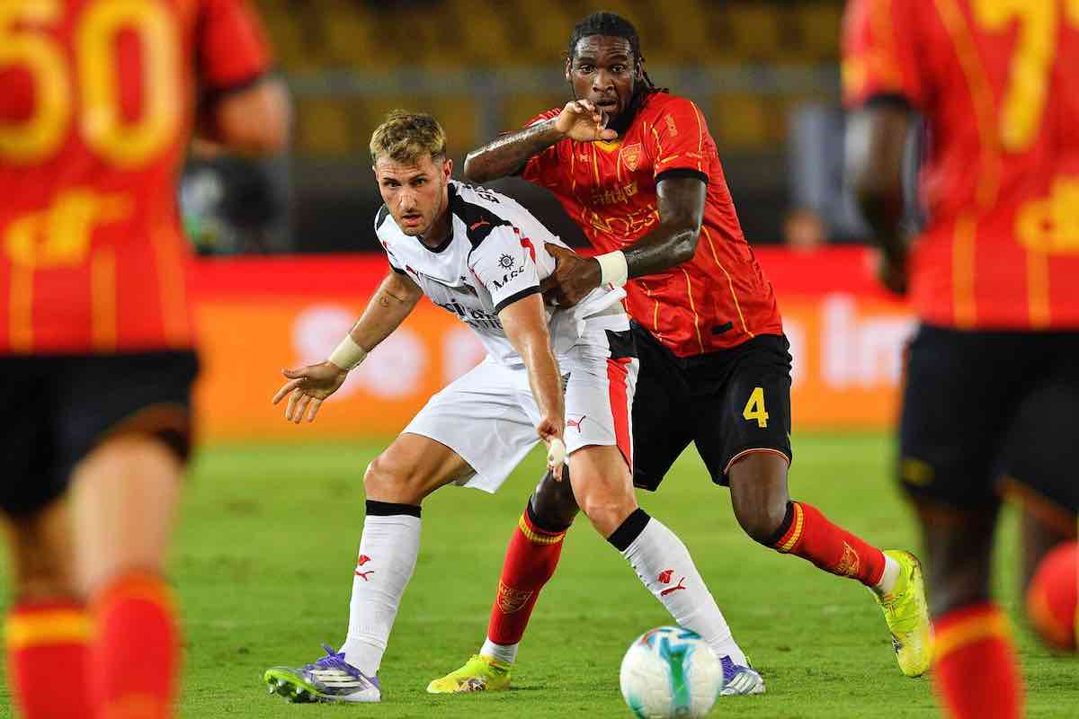 Santi Gimenez in azione contro il Lecce