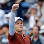 Jannik Sinner esulta dopo una vittoria con il pugno alzato