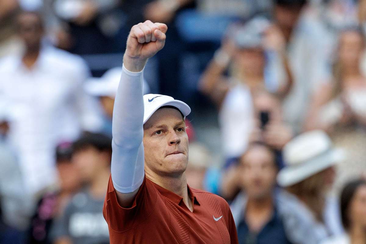 Jannik Sinner esulta dopo una vittoria con il pugno alzato