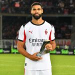 Loftus-Cheek con un premio Serie A in mano