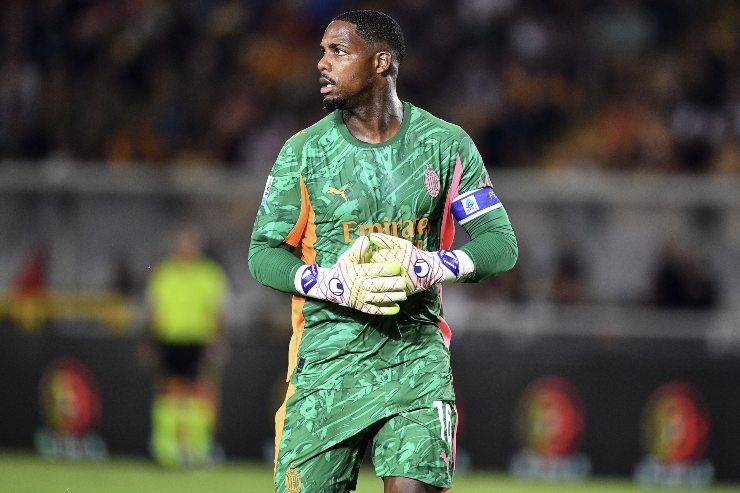 Mike Maignan in campo con la maglia del Milan
