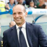 Massimiliano Allegri sorridente in giacca e cravatta