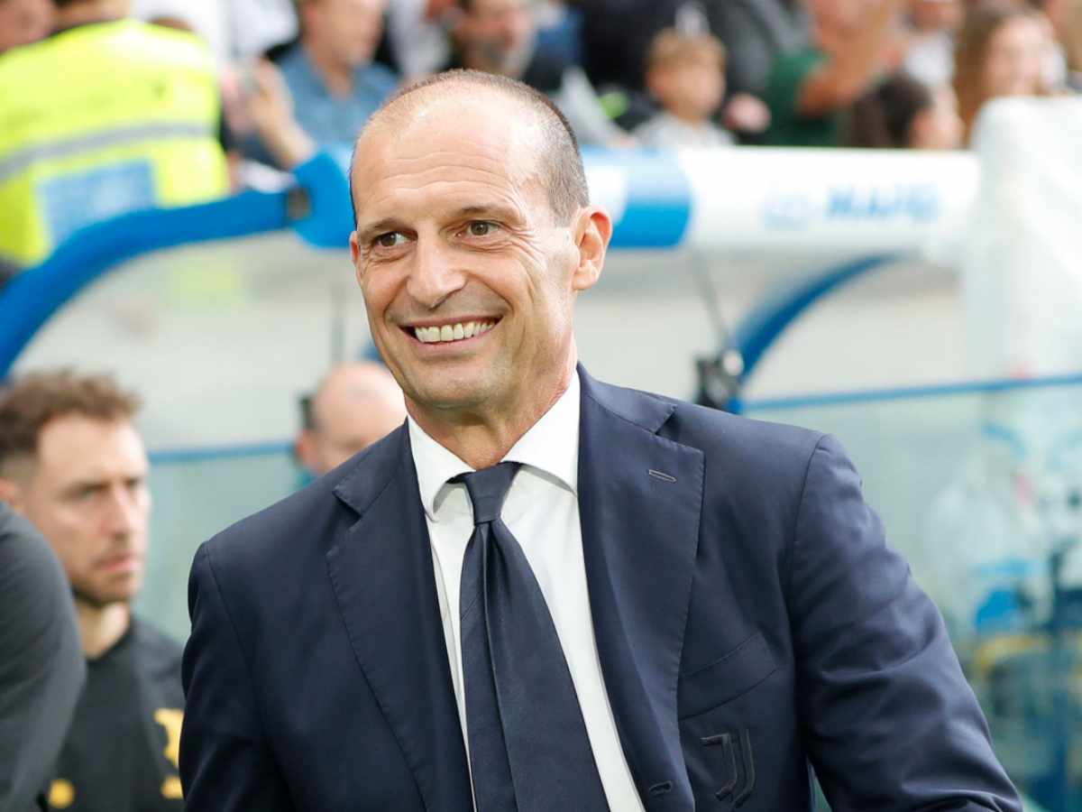 Massimiliano Allegri sorridente in giacca e cravatta