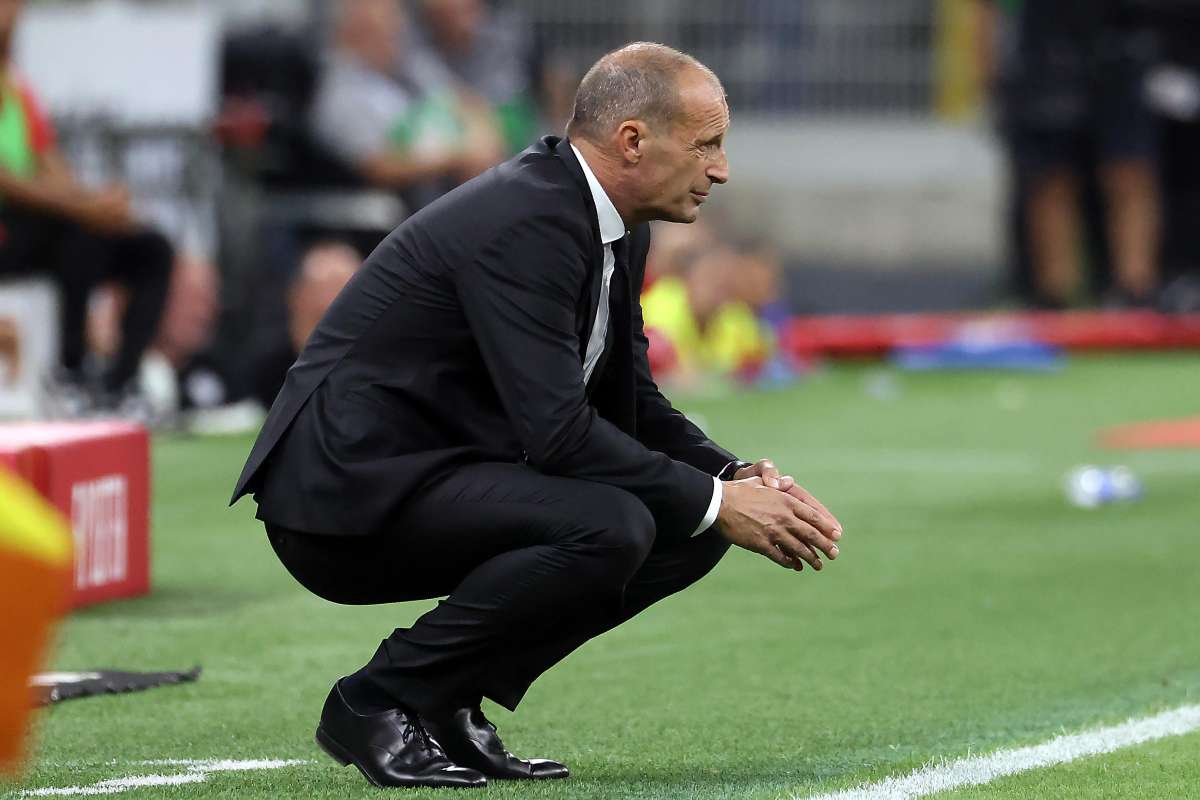 Max Allegri piegato sulle ginocchia