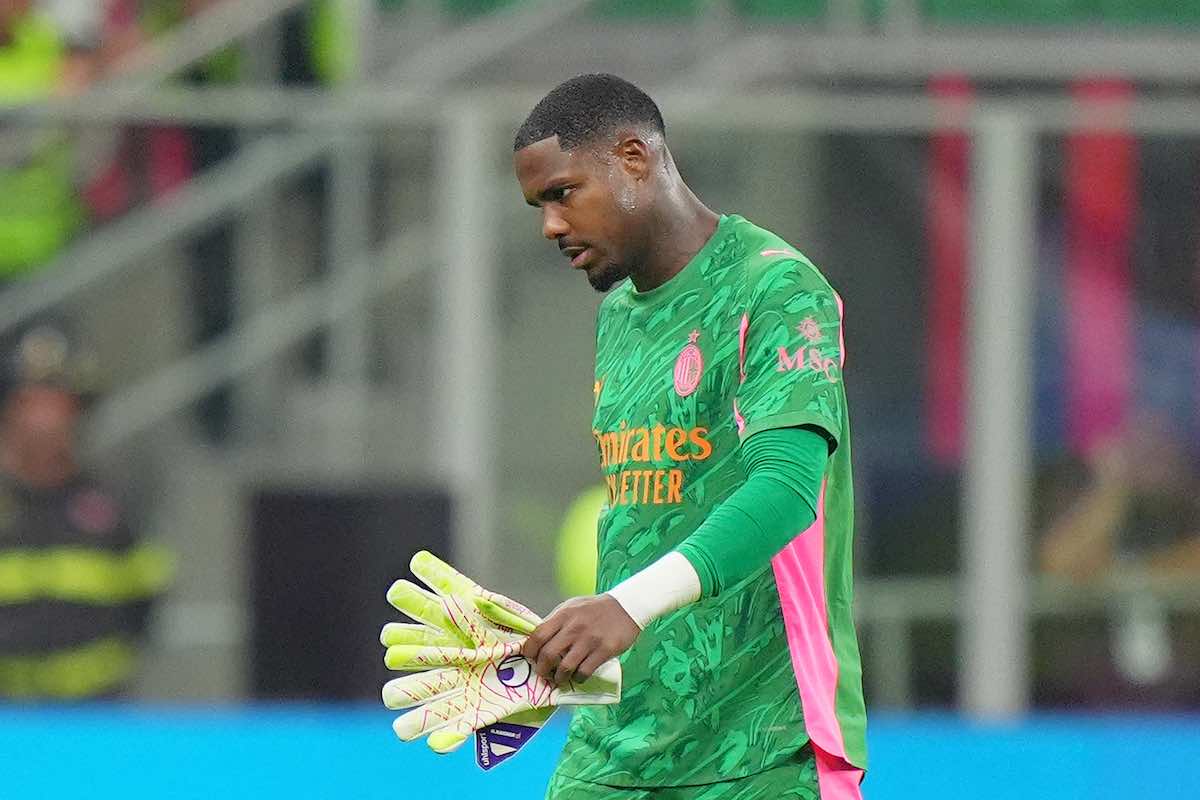 Maignan con la maglia verde del milan