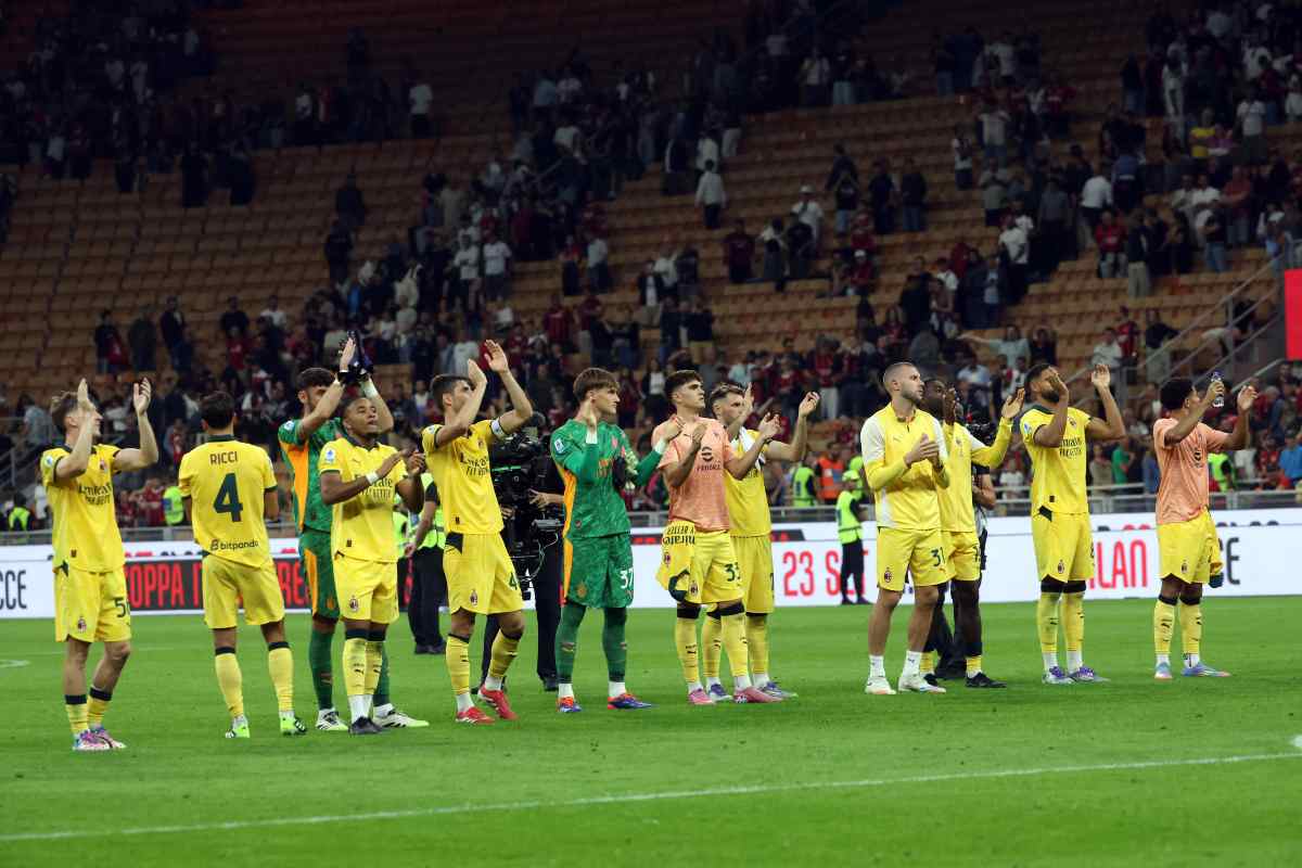 Giocatori del Milan sotto la curva